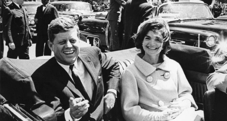 Στη δημοσιότητα άγνωστες φωτογραφίες από την δολοφονία του Κένεντι- To αιματοβαμμένο παλτό της Τζάκι